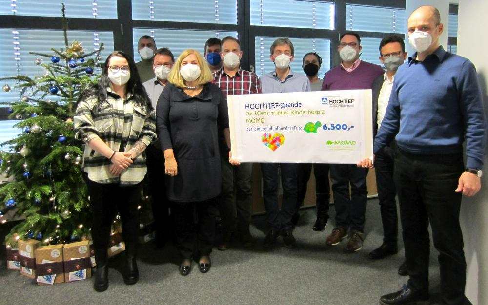 Foto HTIA Spendenscheck Momo